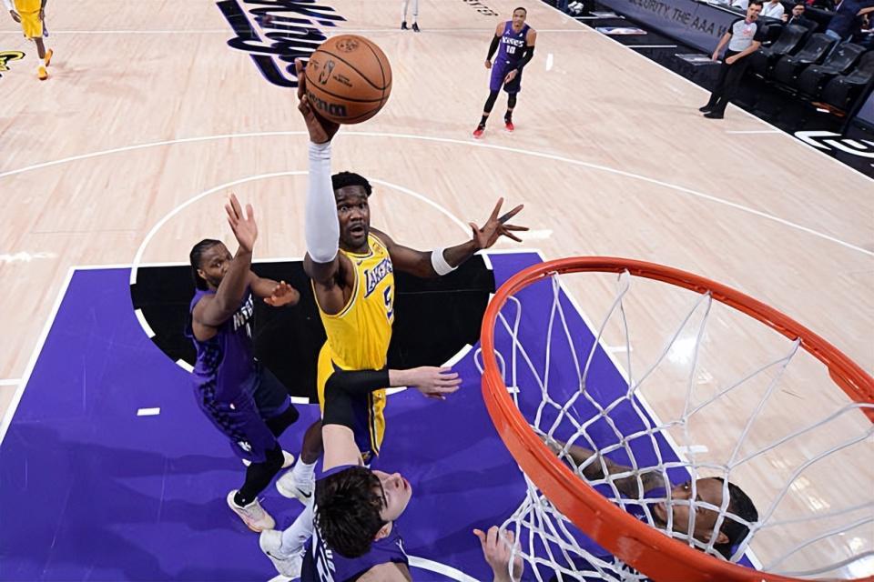 打得太别扭了！湖人内线支柱根本发挥不出自己的全部才能？