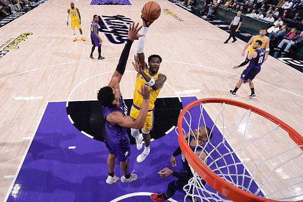 打得太别扭了！湖人内线支柱根本发挥不出自己的全部才能？