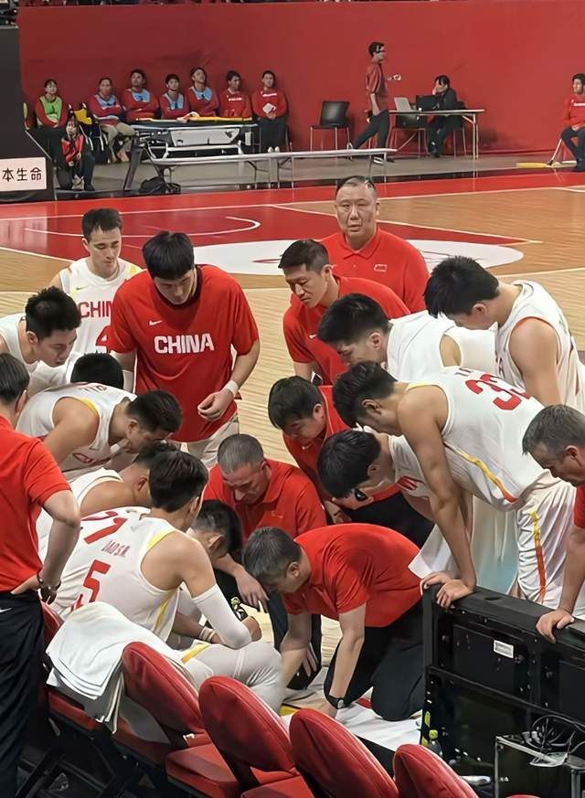 开云体育网址-中国男篮感人一幕！郭士强跪在地上布置战术：他给男篮带去精气神