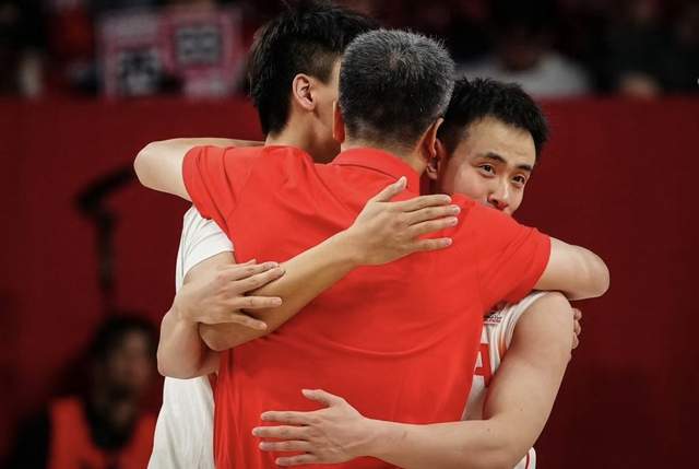 开云体育网址-中国男篮感人一幕！郭士强跪在地上布置战术：他给男篮带去精气神