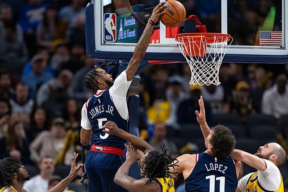 开云官网-进攻端后卫球权防守端疲于奔命，快船锋线大将真是打得太吃力了？