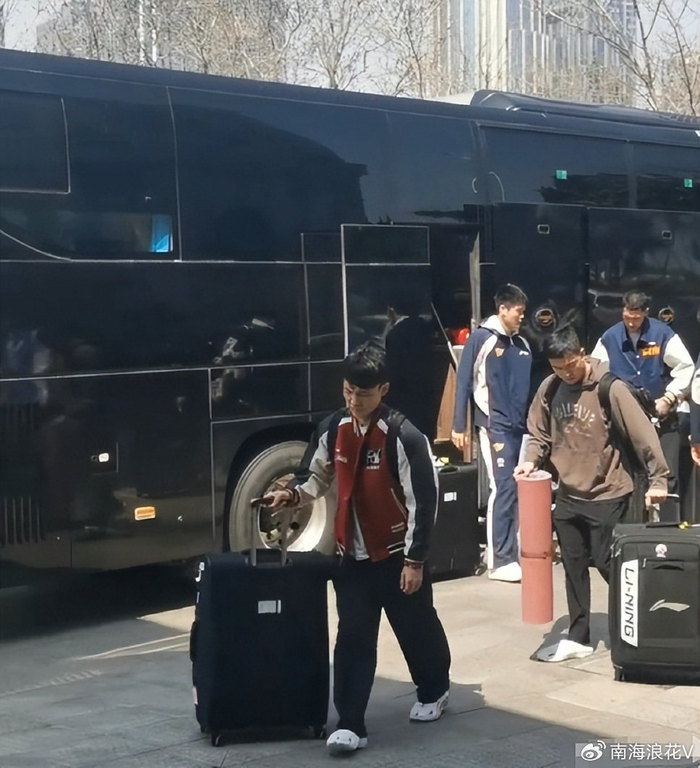 开云官网-难逃两连败？广东队出征青岛人人愁容满面，粤蜜：教练作妖就该惩罚|青岛市|杜锋|山东队|广东男篮|山东男篮_新浪新闻